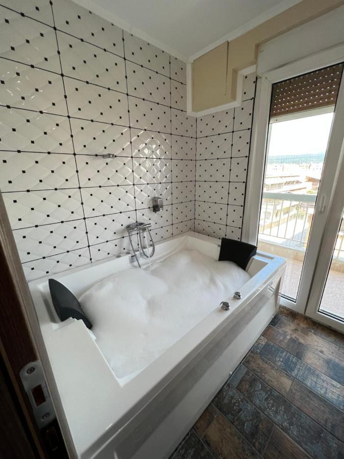 Jacuzzi Apartment *