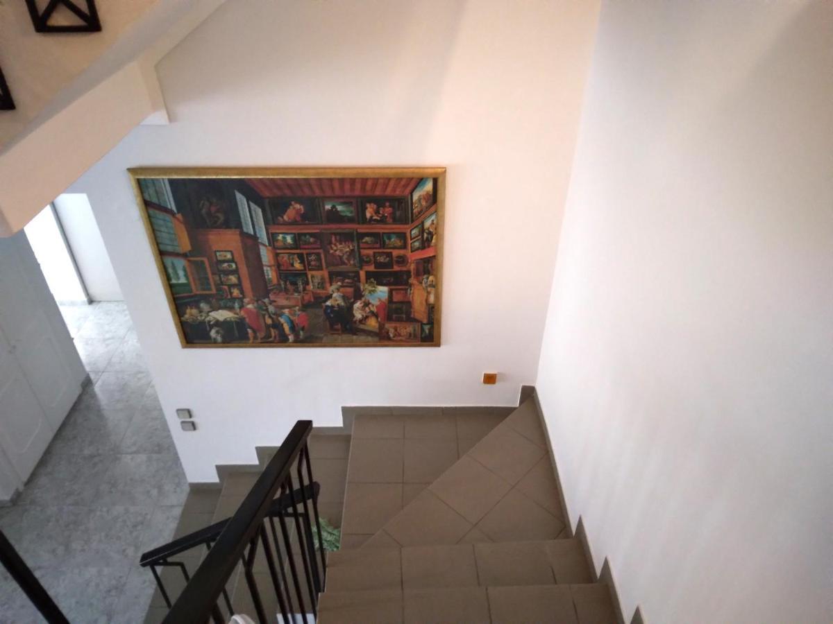 Villa In Panorama, Thessaloniki, With A Swimming Pool. Host: Mr. George *
