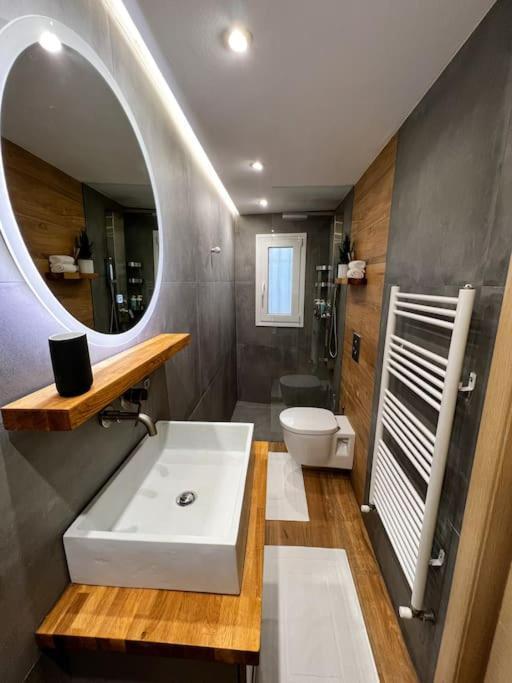 Homevision - Stylish & Serene - Center Apartment *