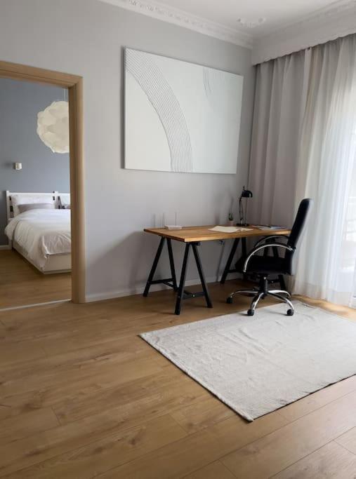 Apartment Homevision - Stylish & Serene - Center