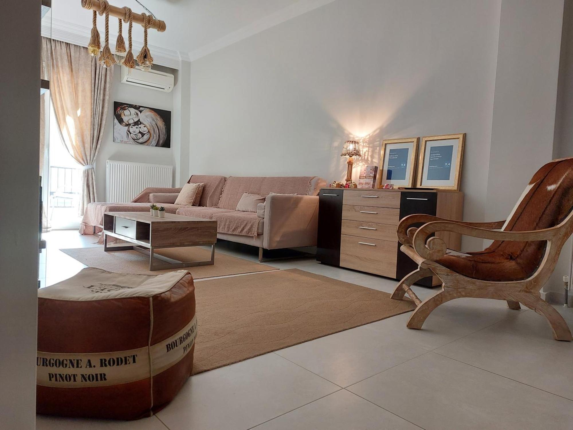 Antigonidon Square Luxury Daire