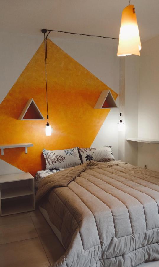 Sunny Street Apartment *