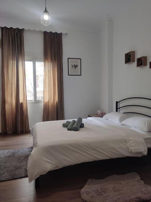 Simplicity Flat Near White Tower Appartement