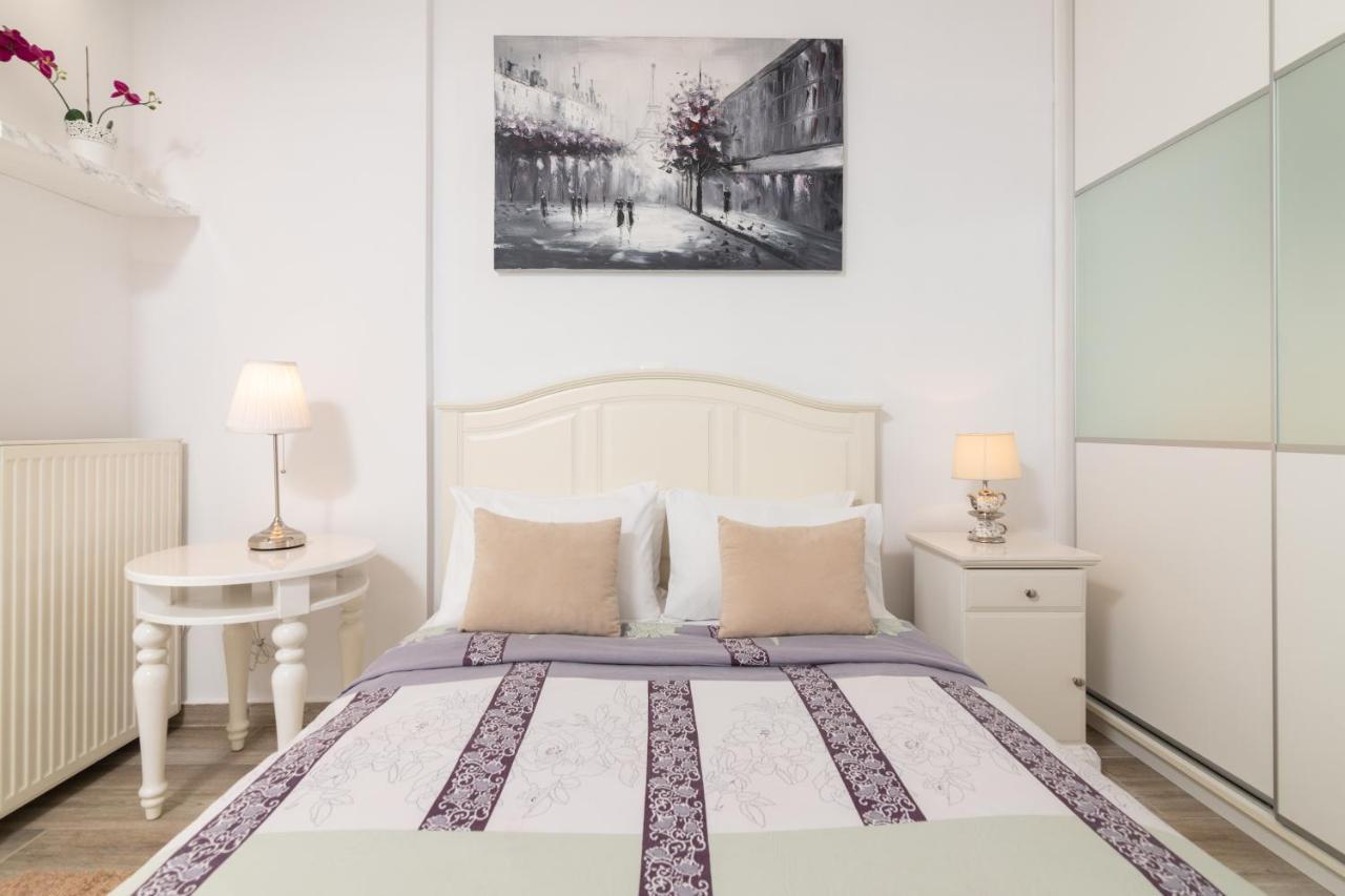 F & B Collection - Flat For 4 Apartment *