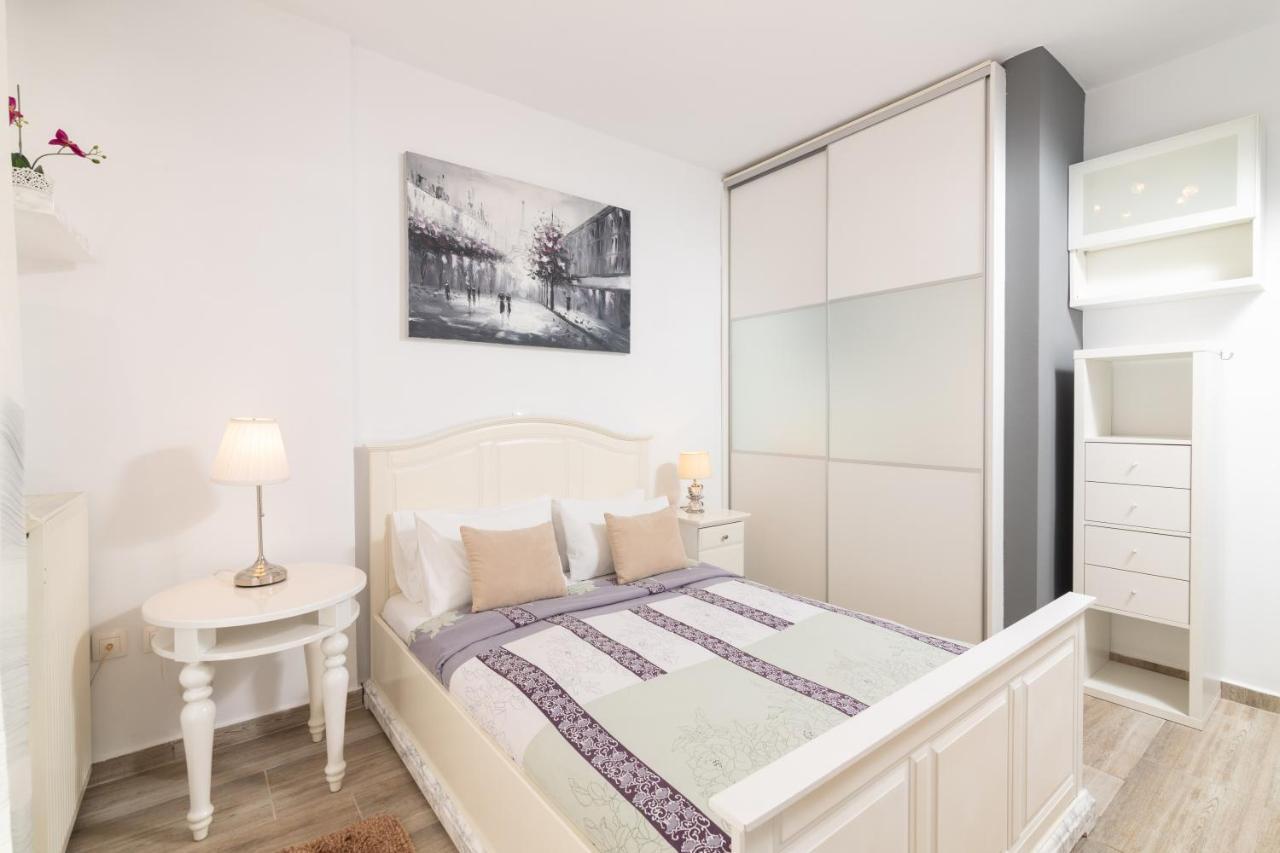 F & B Collection - Flat For 4 Apartment *