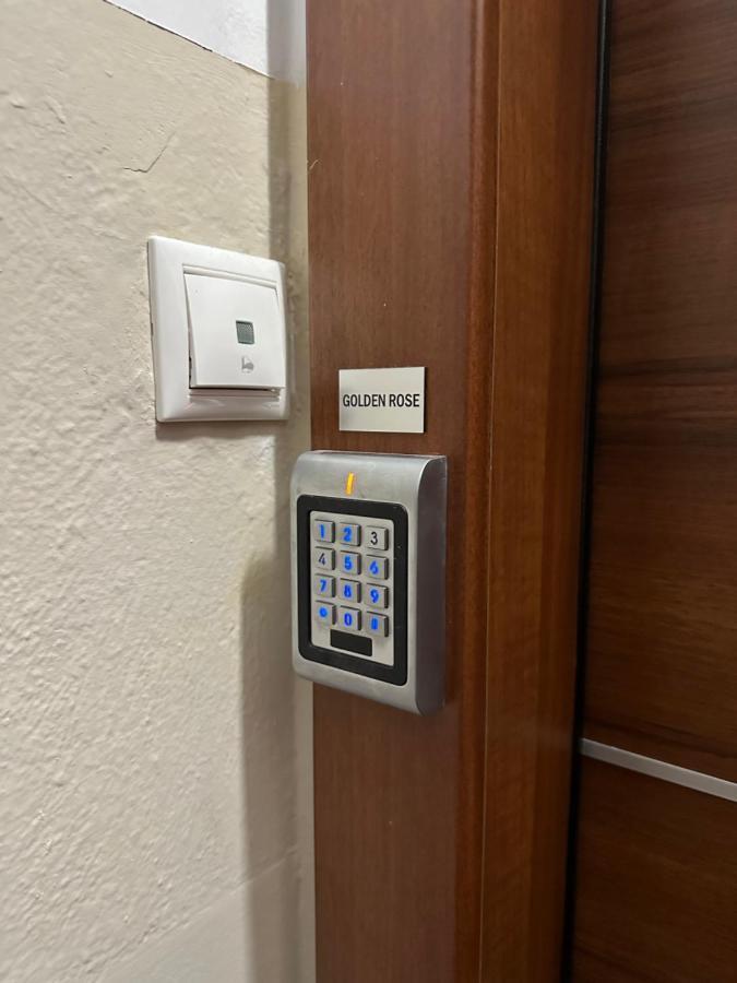 Golden Rose Apartment *