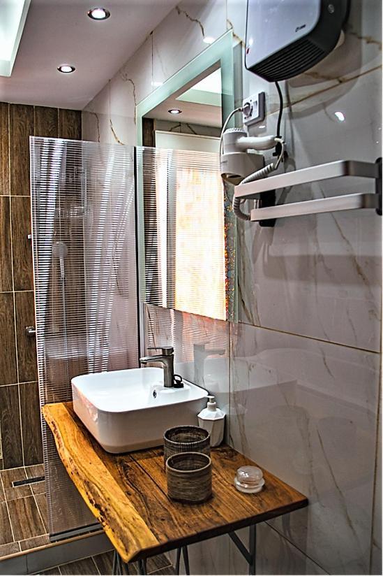 Kassandrou Hot Tub-jakuzzi - 2 Bedrooms - Big Balcony - Center Daire