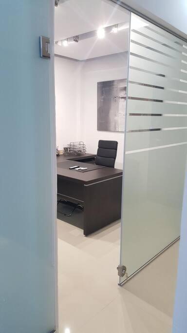 Modern Office Apartment.wifi,2a/c,luxury Fur/tures Apartment