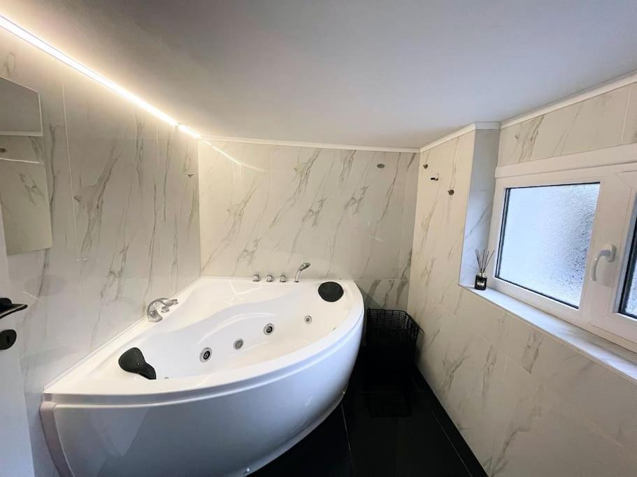 Stylish Loft Nicol In The Center -1fl Daire Selanik