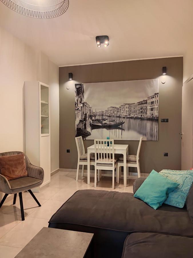 Apartment Panorama + Free Street Parking *