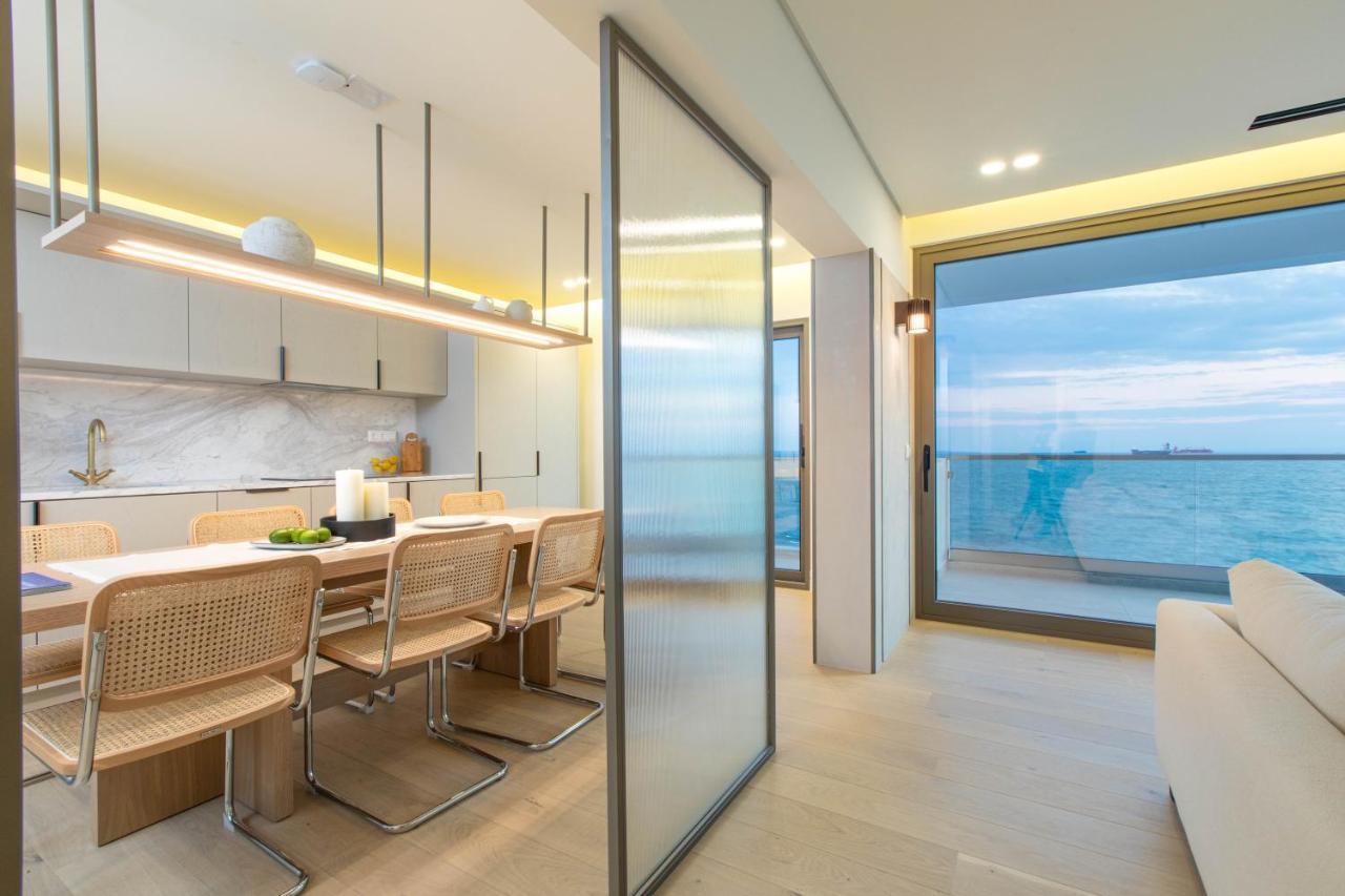 Apartment F & B Collection - Luxury Seafront 2 Bedroom Thessaloniki