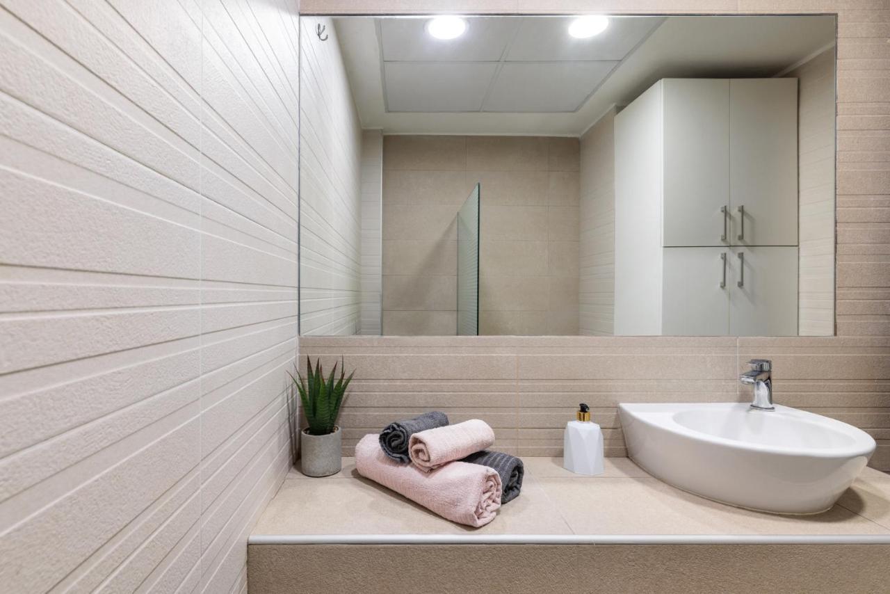 Aristotle Unit Apartment *