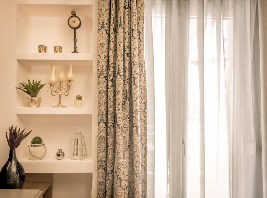 Eva's Glamorous Apartment *