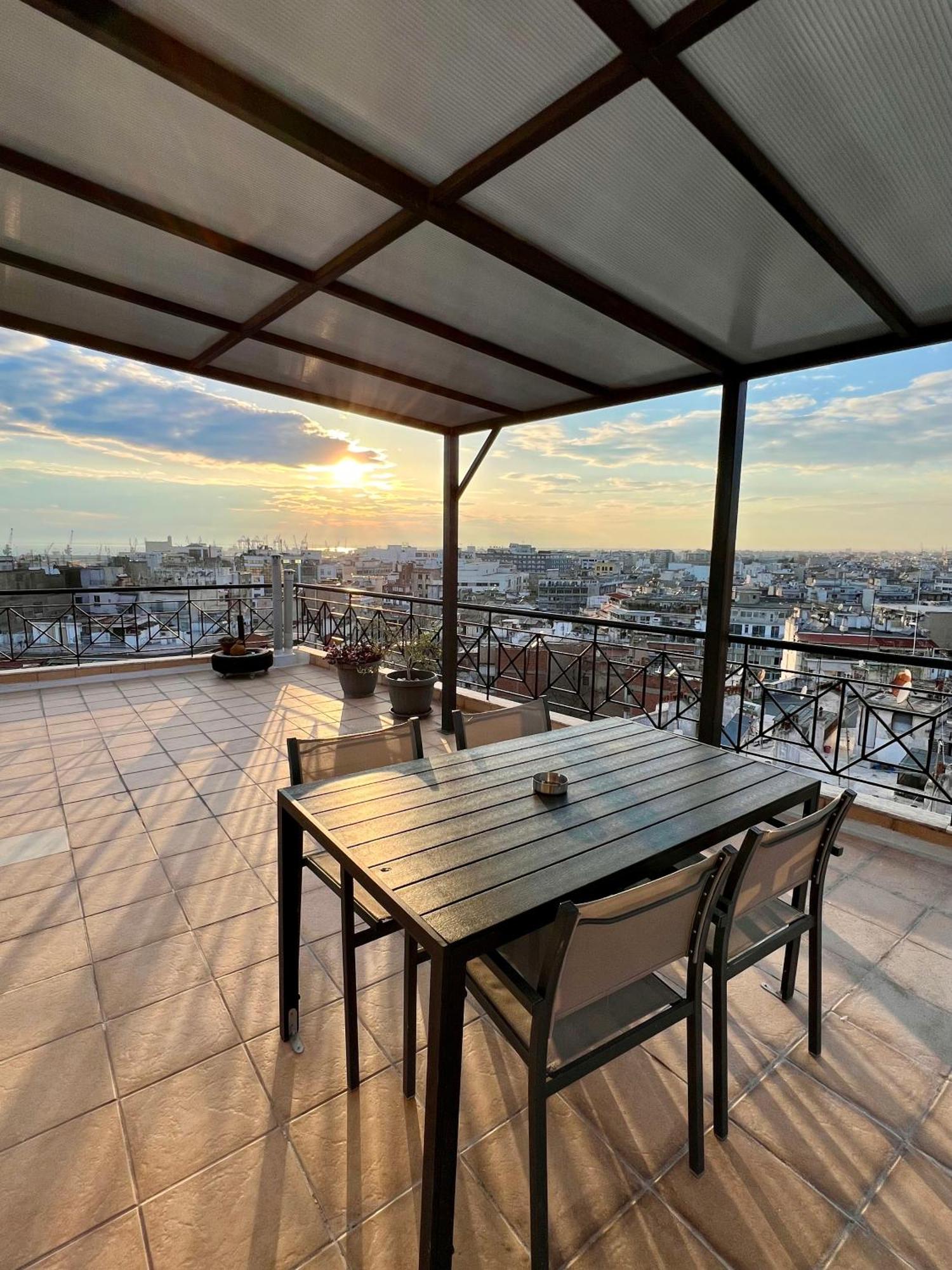 180° Rooftop View Apartment