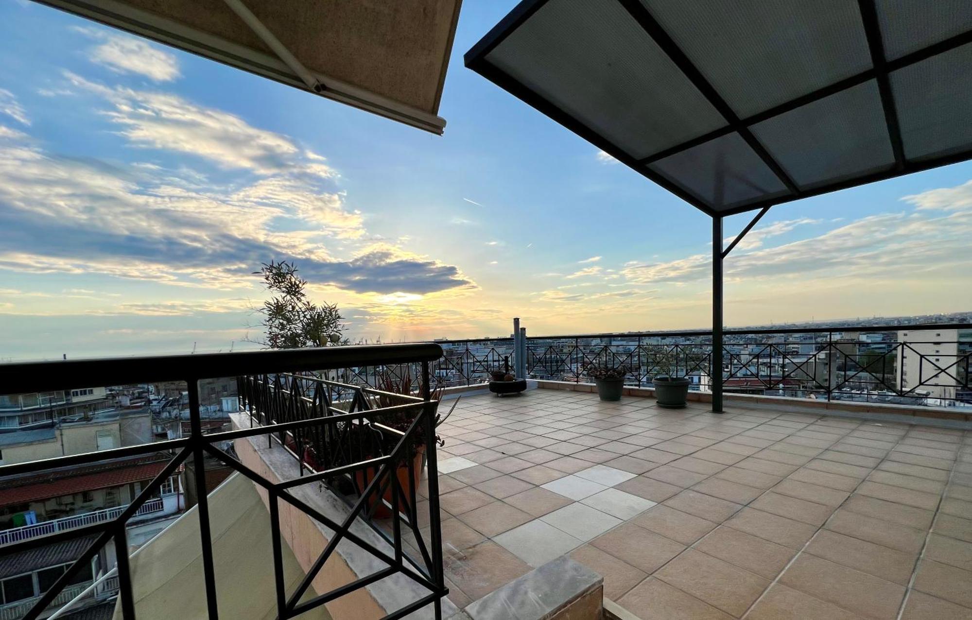 180° Rooftop View Thessaloniki