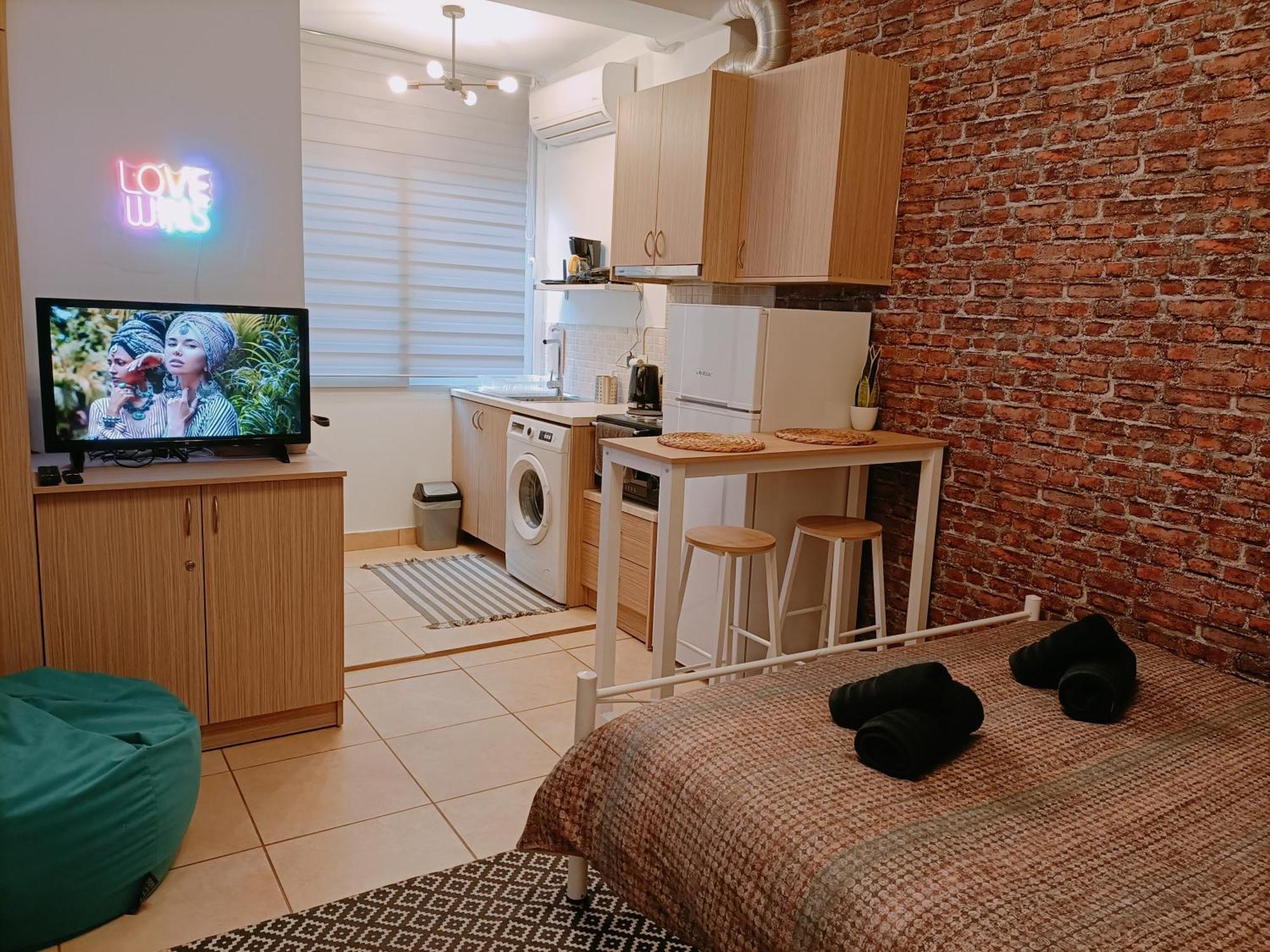 Thess Vibes @ Center Apartment