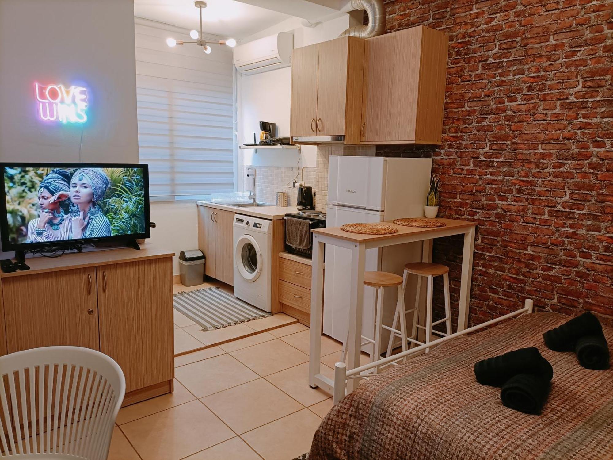 Thess Vibes @ Center Apartment
