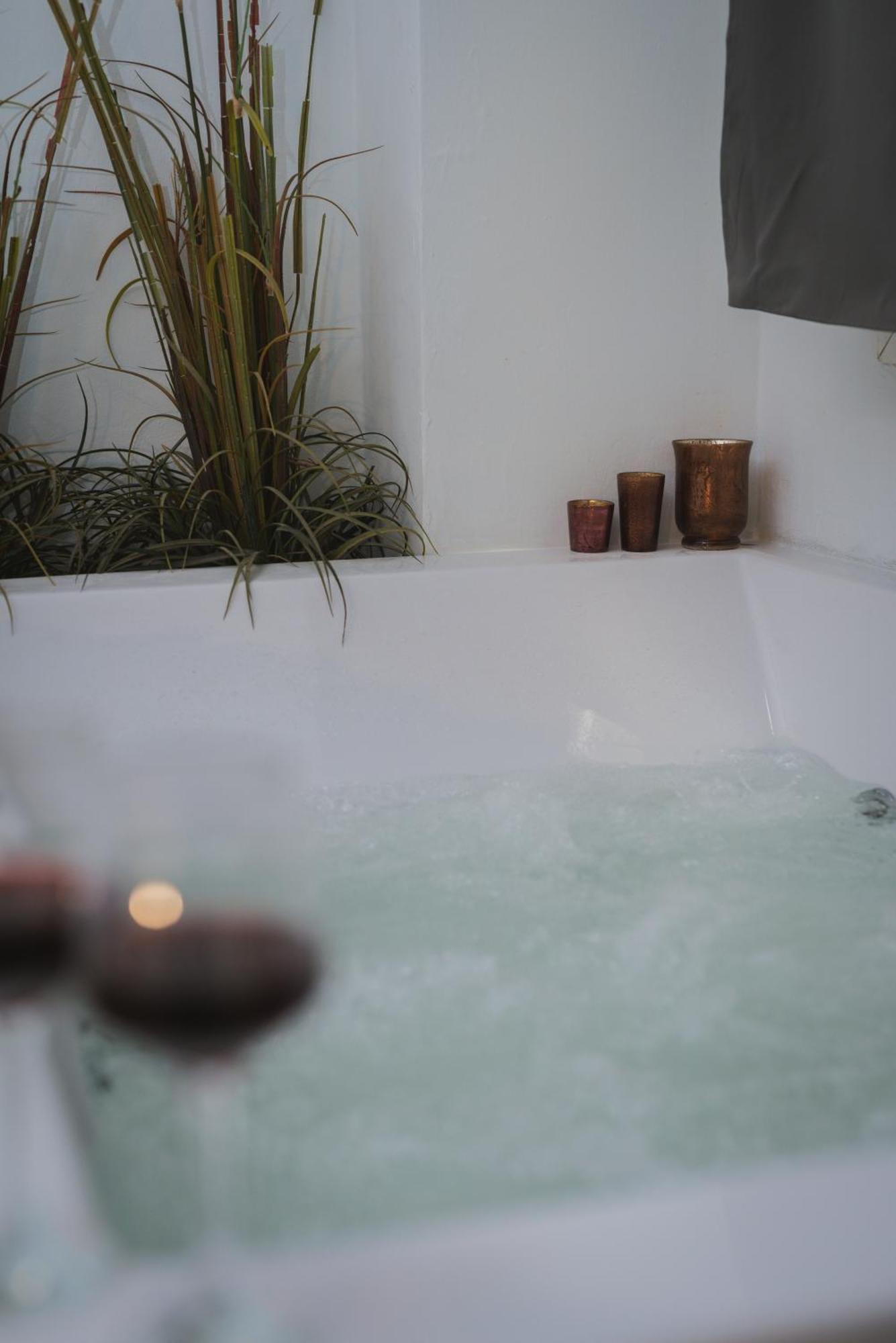 Stylish W Jacuzzi, 5 Min To White Tower Apartment