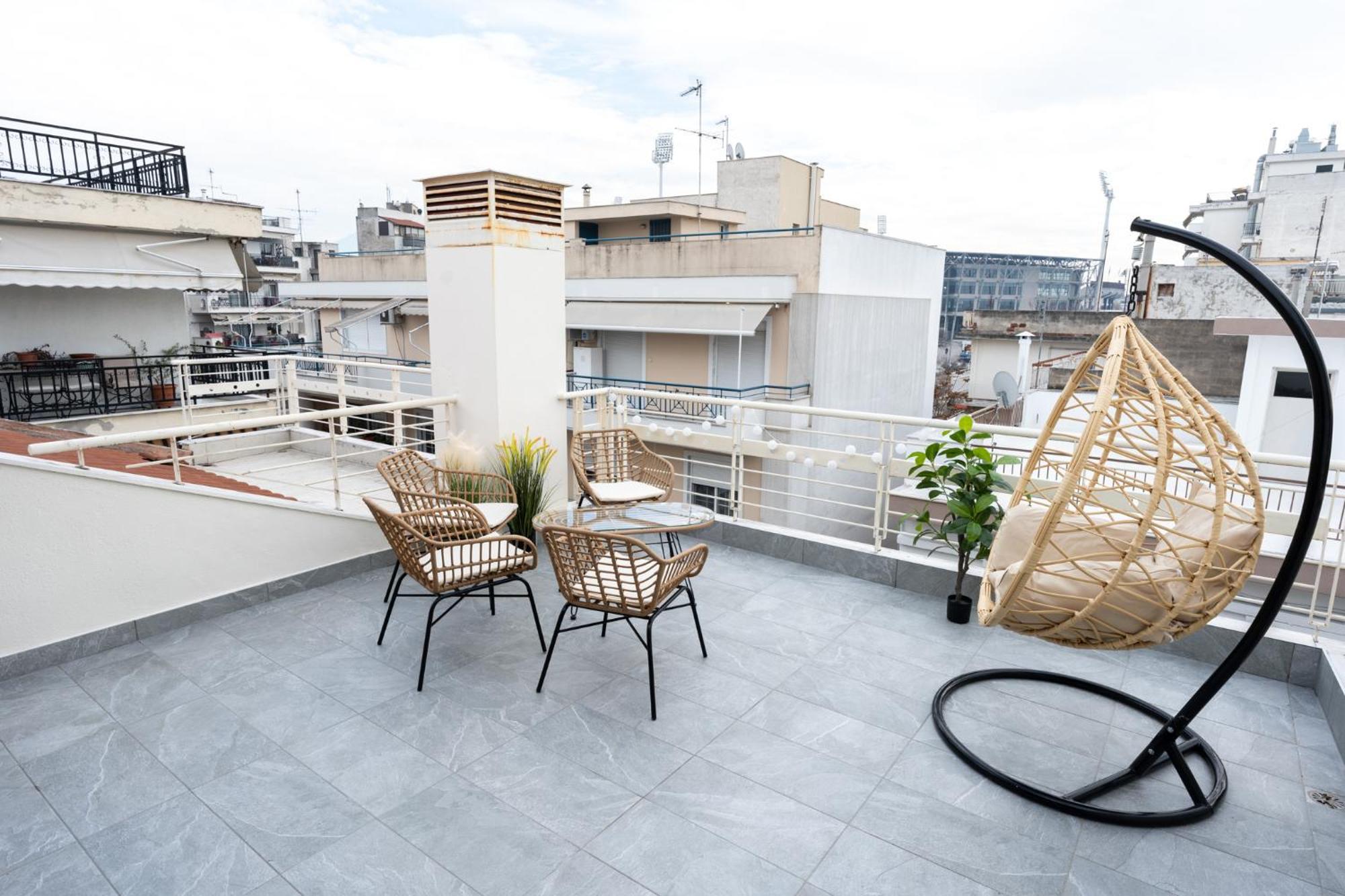Pomegranate Luxury Penthouse Maisonette With Beautiful Terrace & Free Parking By Binobi ! Apartment