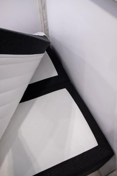 μarble Suite. 40sqm Center. Gas Heating. Private Entrance.secured24h Thessaloniki