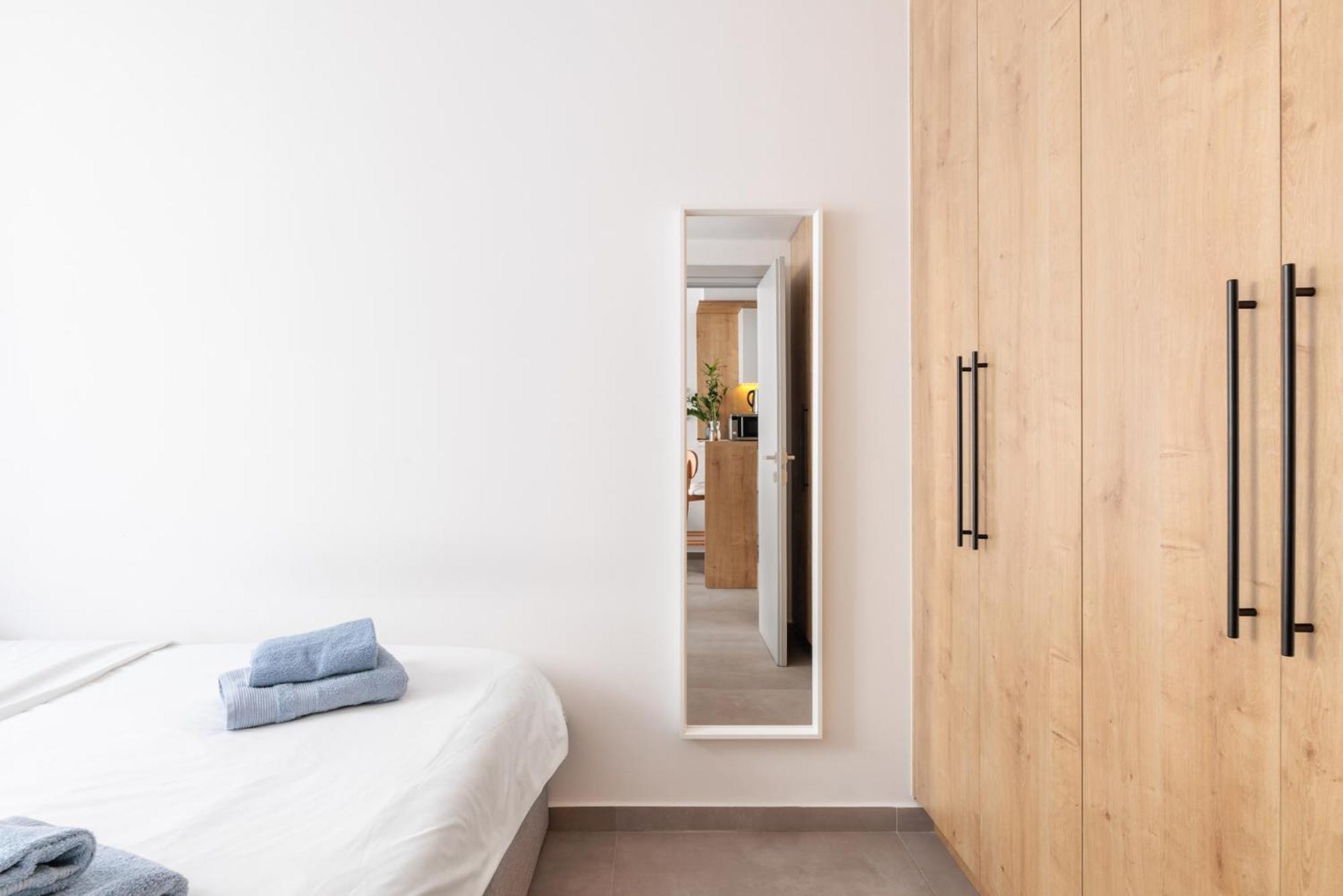 Skg Cityscape Metropolis Apartment