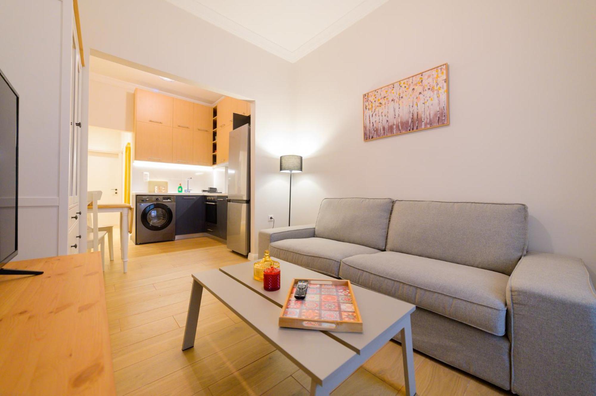 New Modern 2nd Floor Apartment *