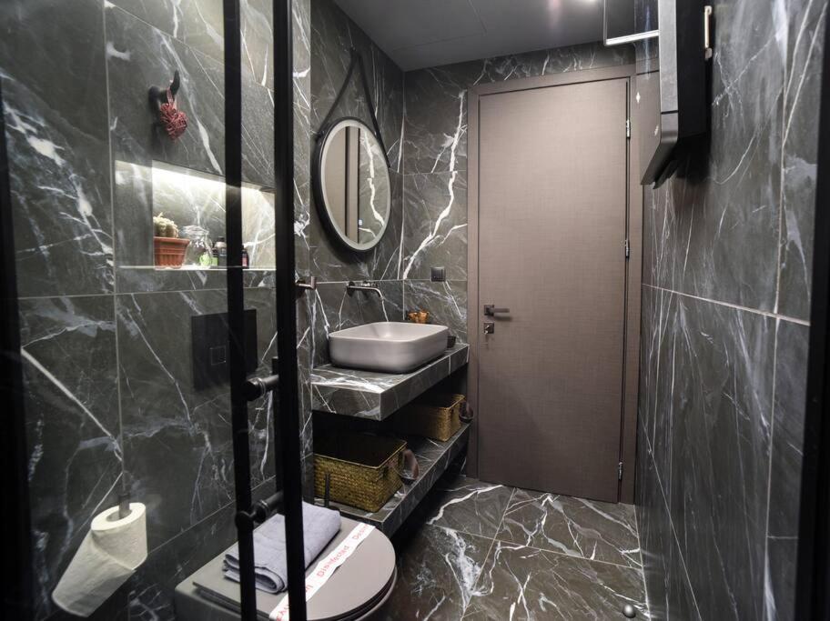 Luxury For Friends & Family, At Mitropoleos Apartment Thessaloniki