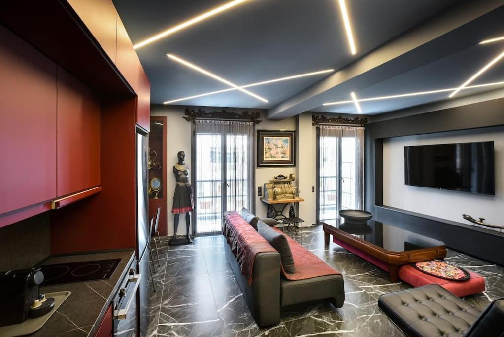 Luxury For Friends & Family, At Mitropoleos