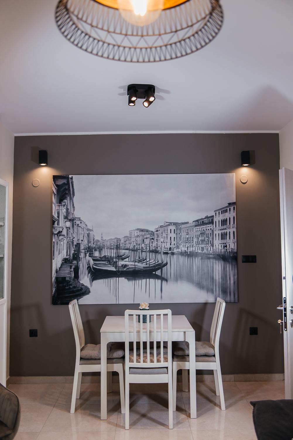 Panorama + Free Street Parking Apartment