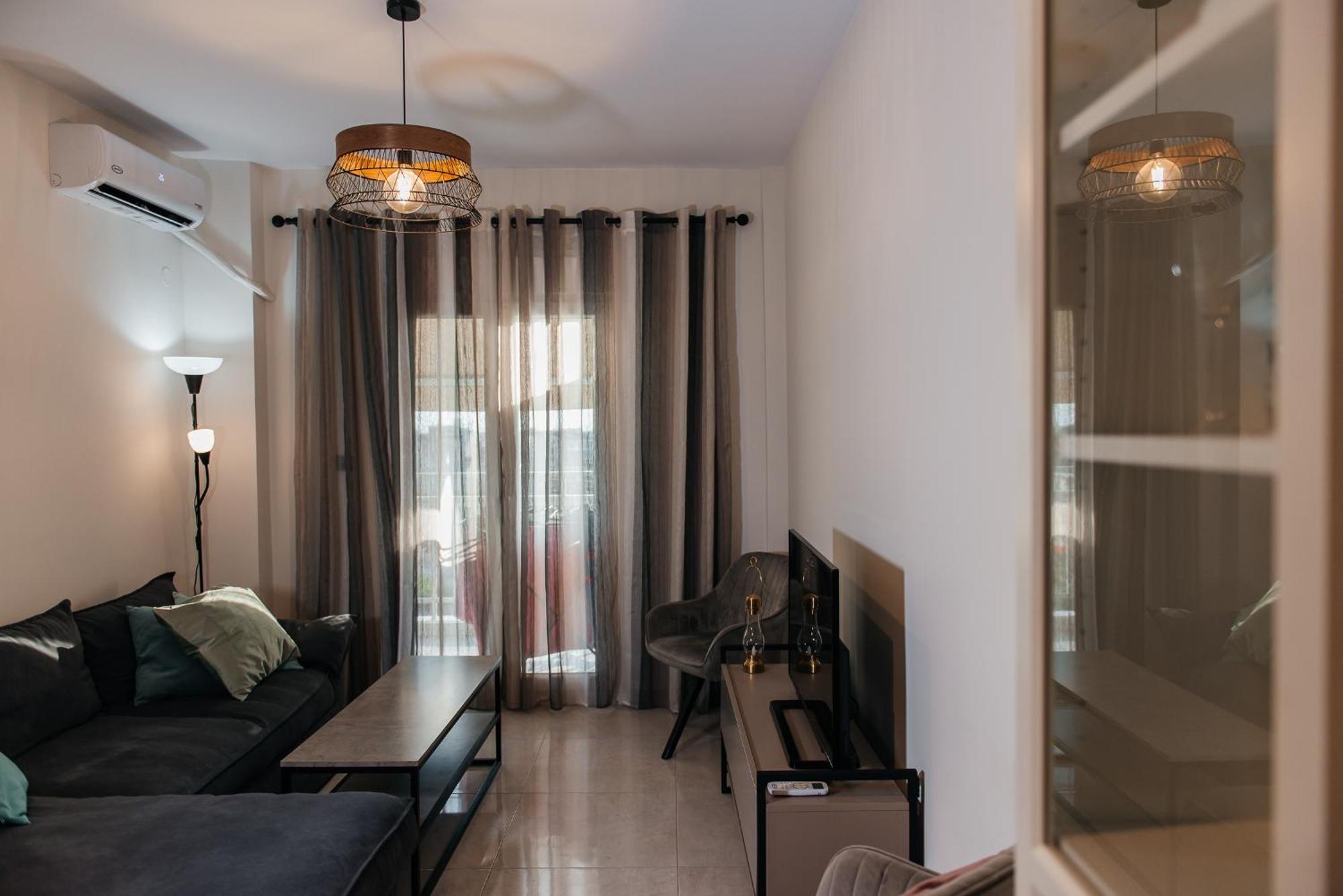 Panorama + Free Street Parking Apartment