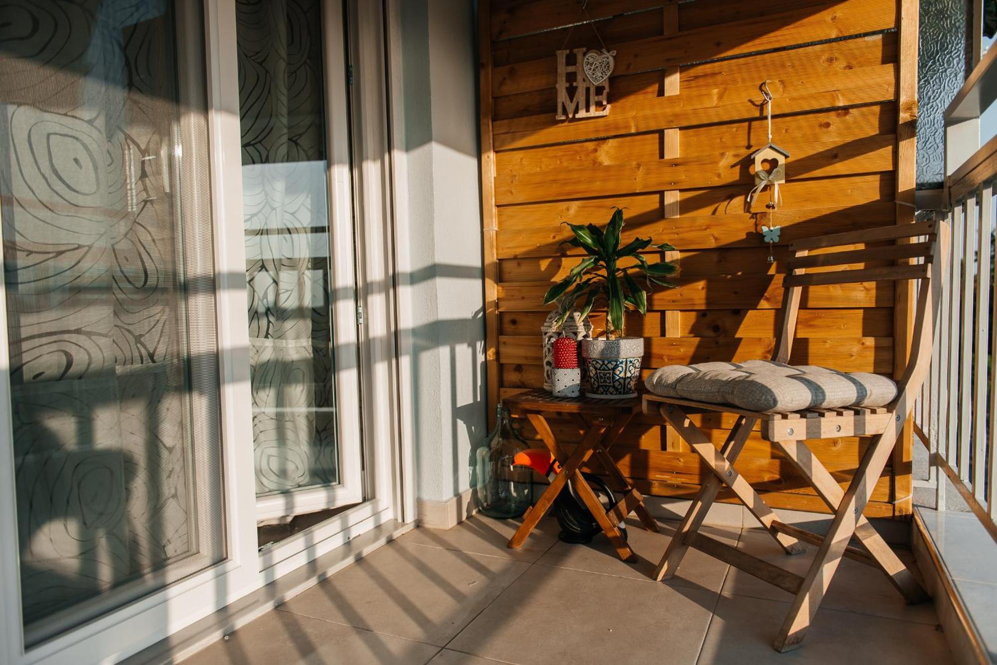 Panorama + Free Street Parking Apartment