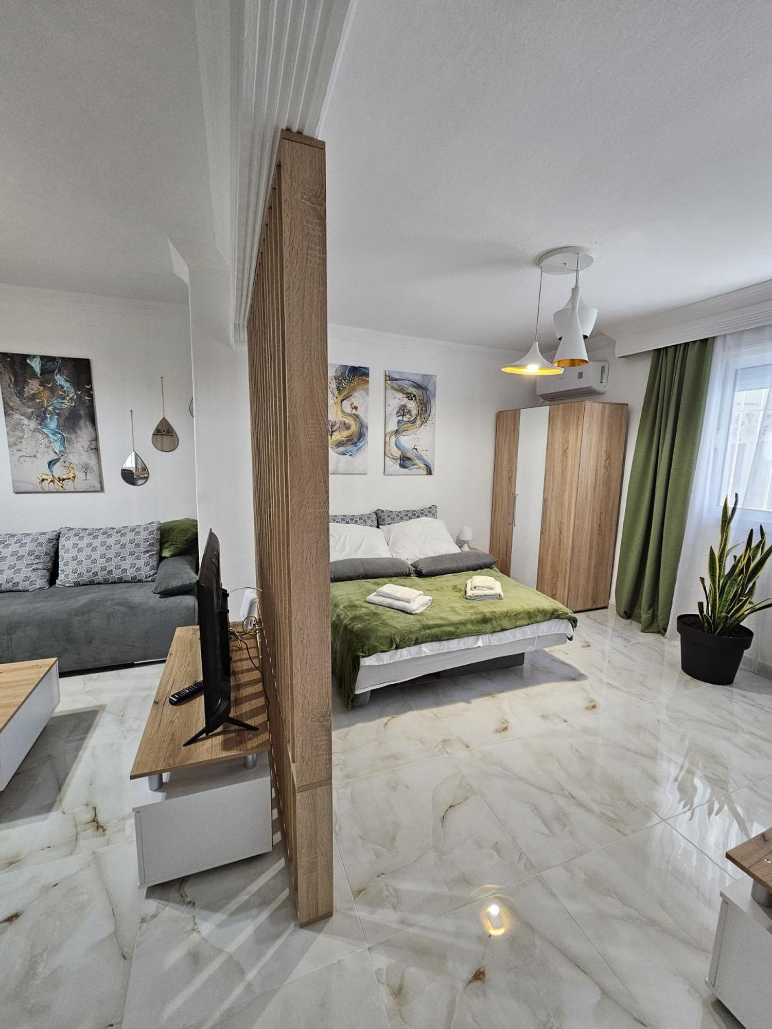 Acvi Lux - Center By Seafront Apartment *
