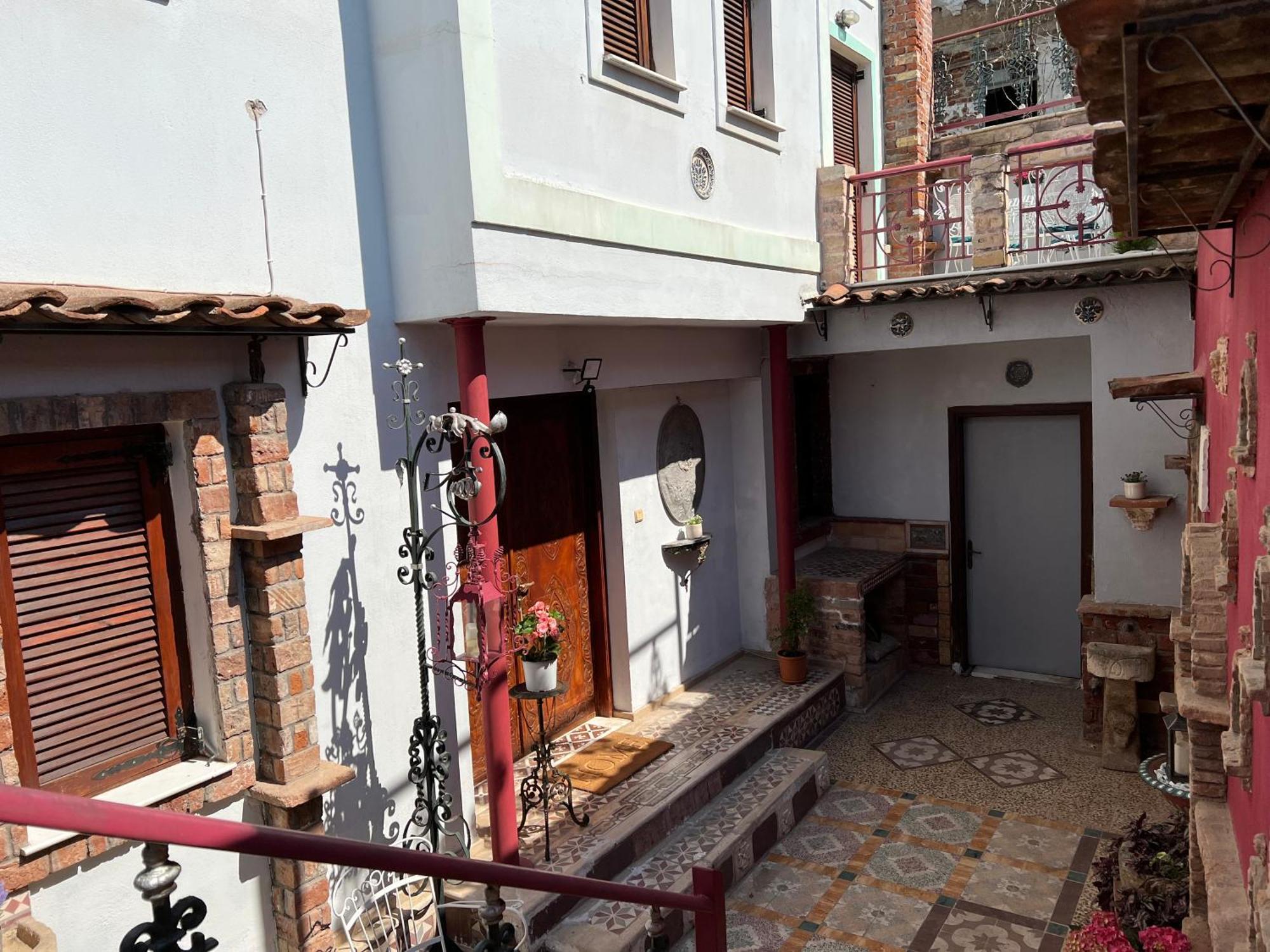 C.1 Elia Old_town