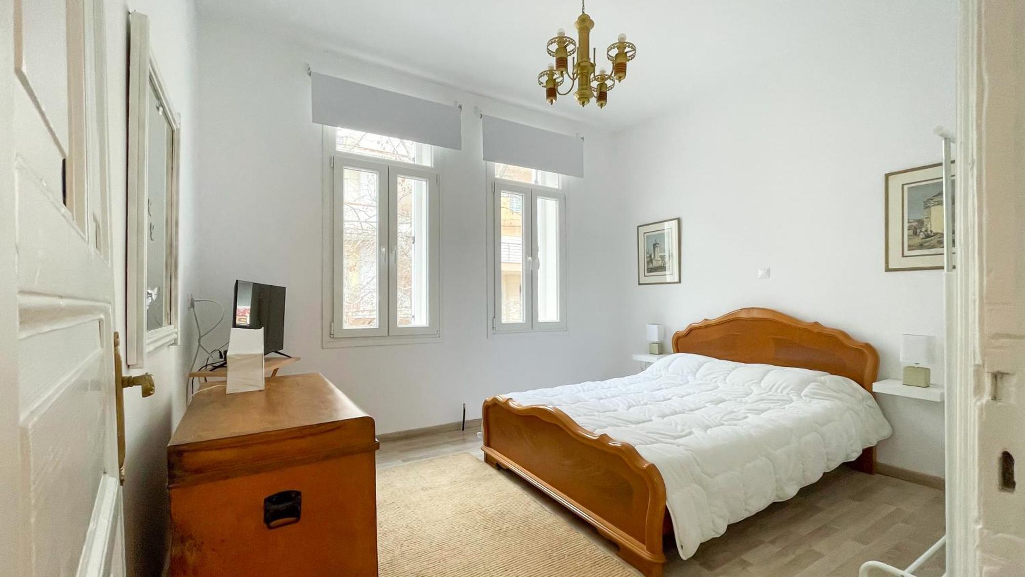 Bright & Spacious Near Center. *