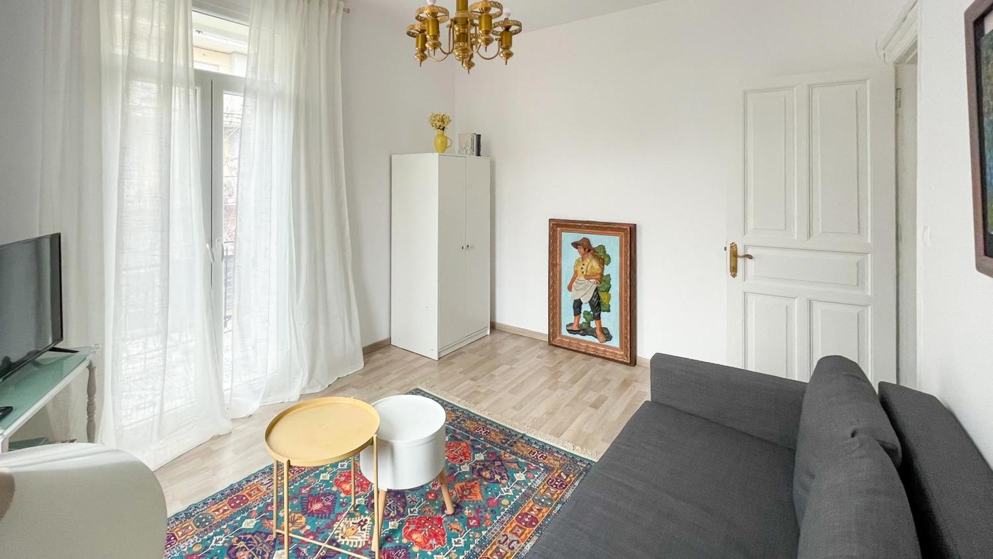 Bright & Spacious Near Center. Apartment *