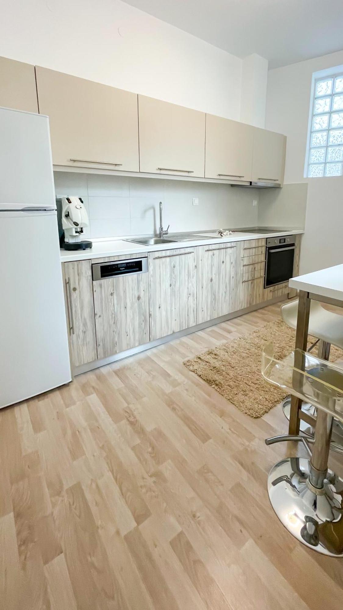 Bright & Spacious Near Center. Apartment