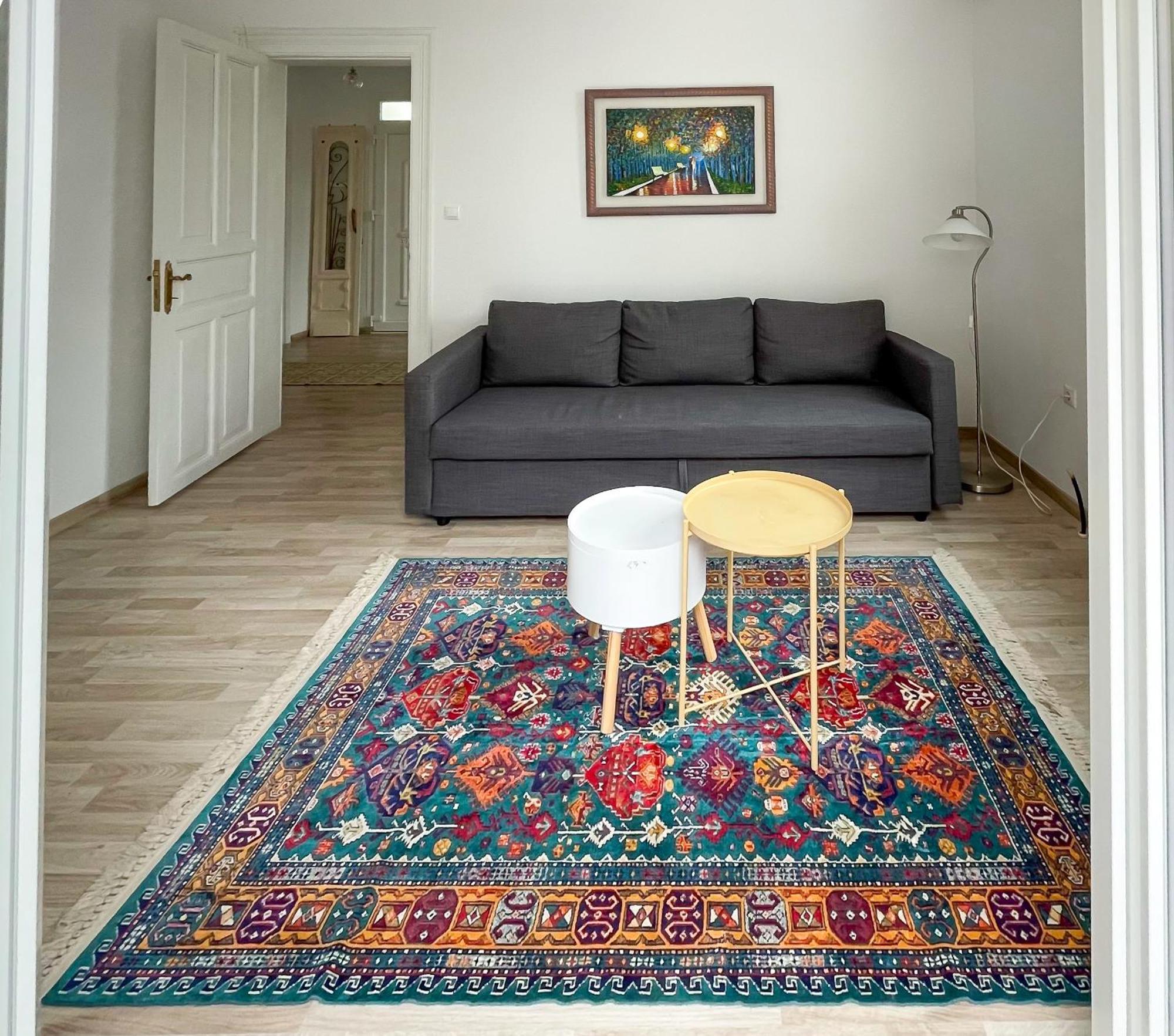 Bright & Spacious Near Center.