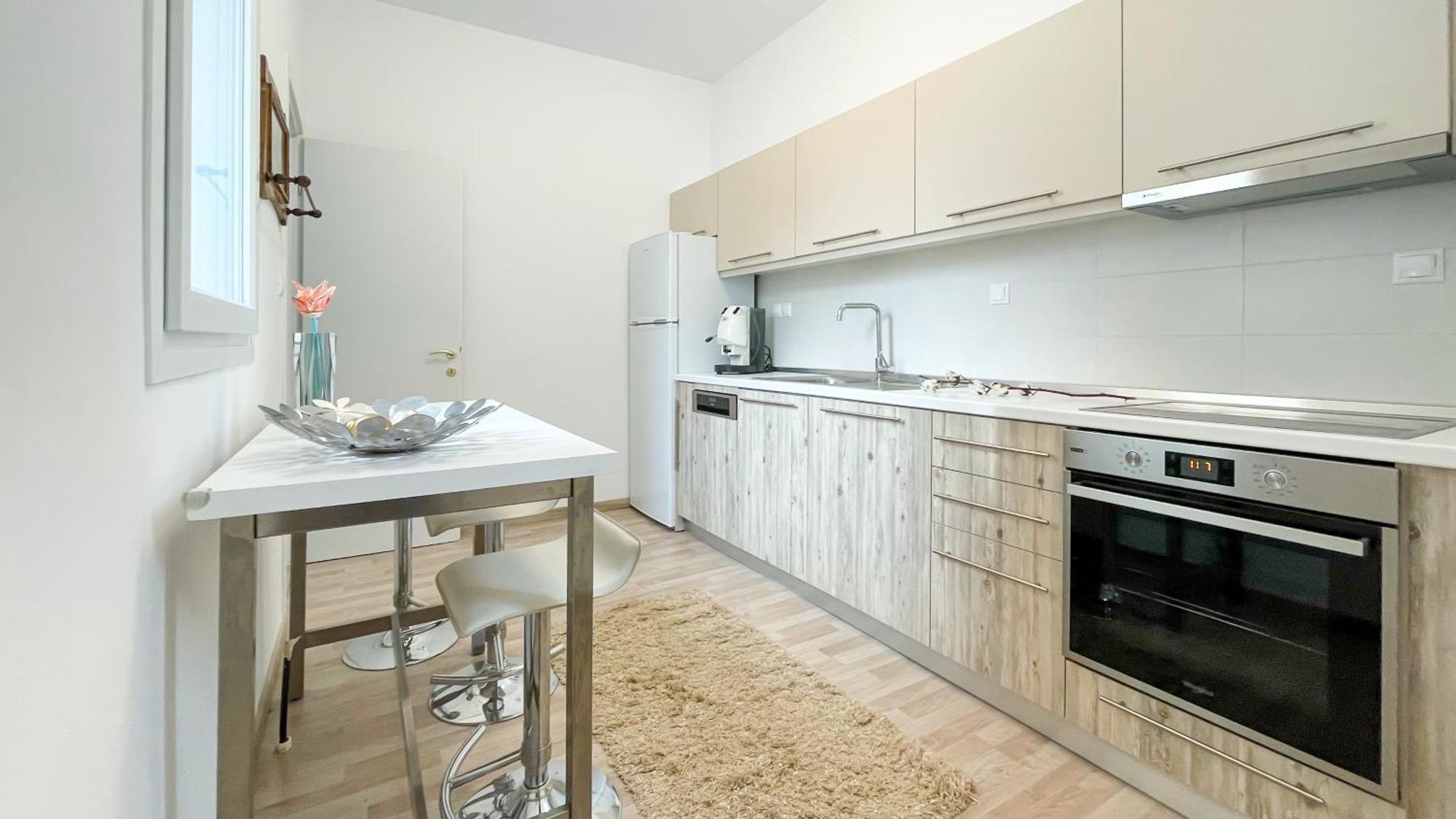 Bright & Spacious Near Center. Apartment *