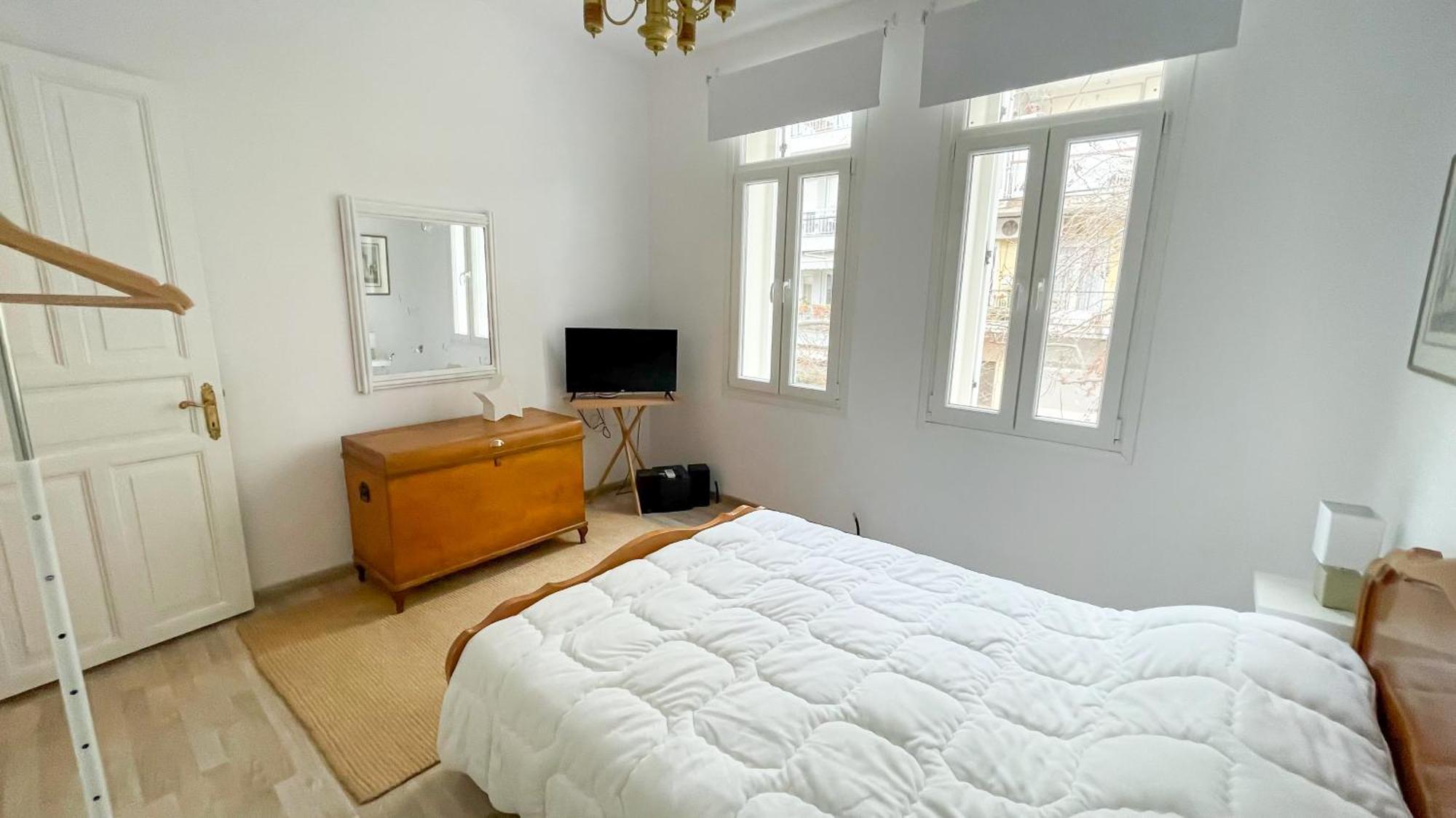 Apartment Bright & Spacious Near Center.