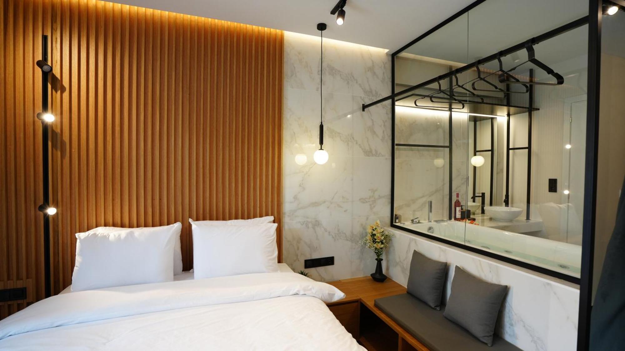 Luxury With Jacuzzi By Sea&thecity Thessaloniki