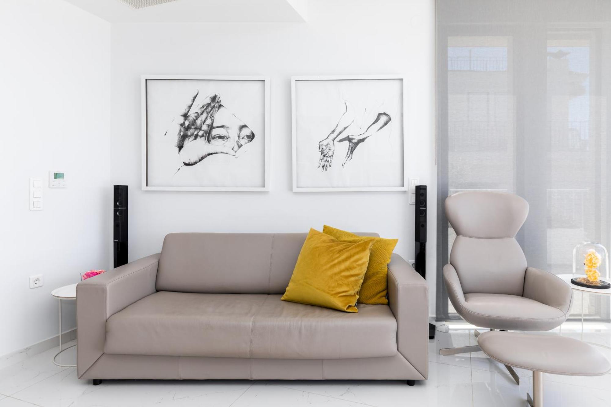 Aria, Lux Seafront Apt With White Tower View