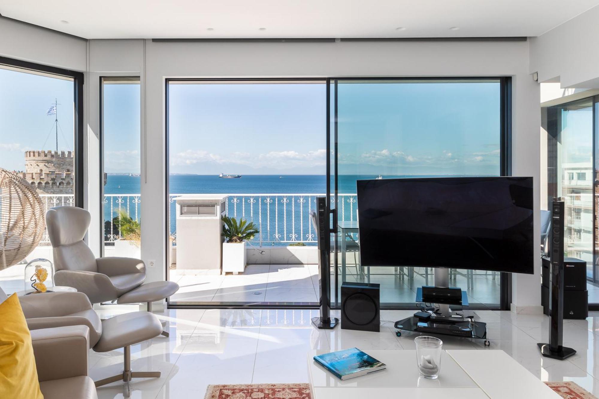 Apartment Aria, Lux Seafront Apt With White Tower View *