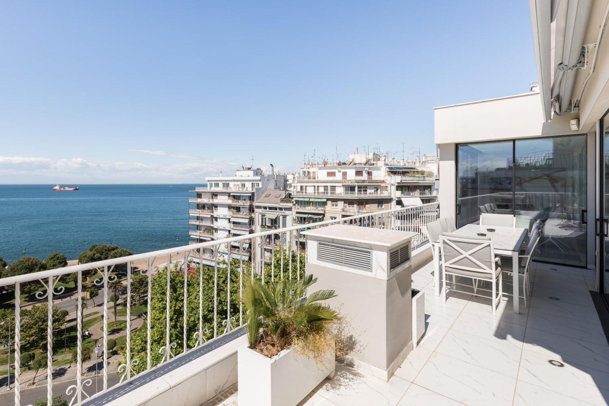 Aria, Lux Seafront Apt With White Tower View *