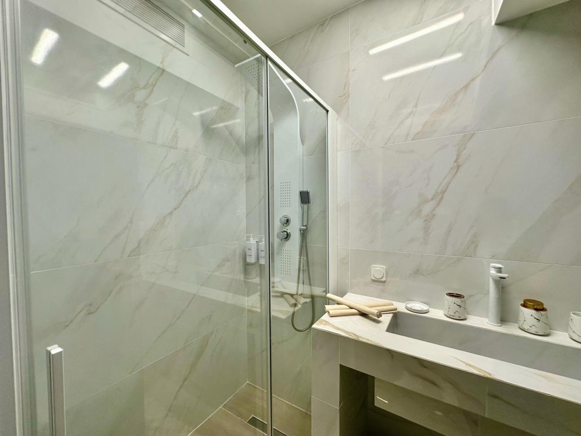 Four Seasons - The Crown Apartment