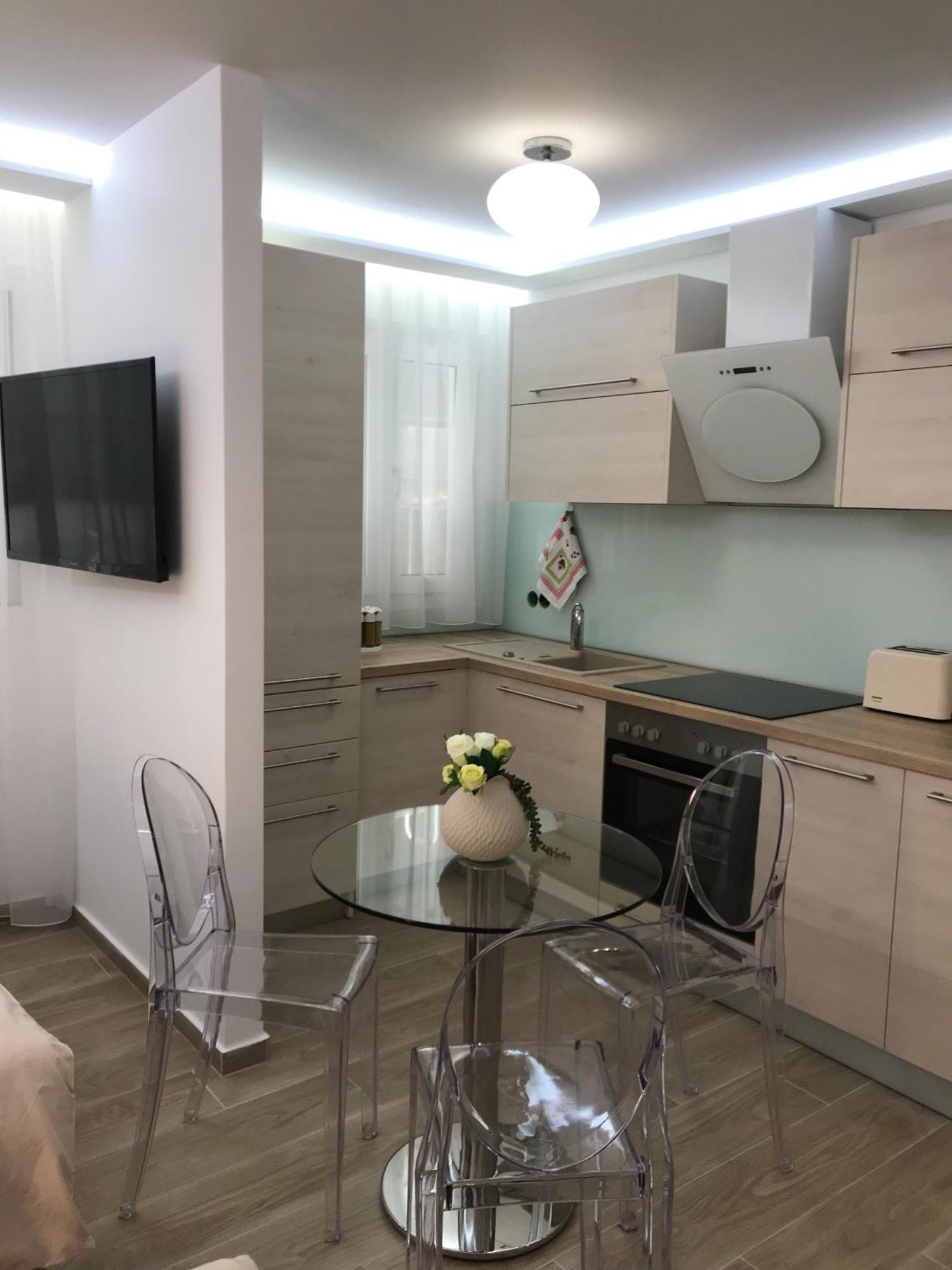 Laura Lifestyle And White Tower Apartment *
