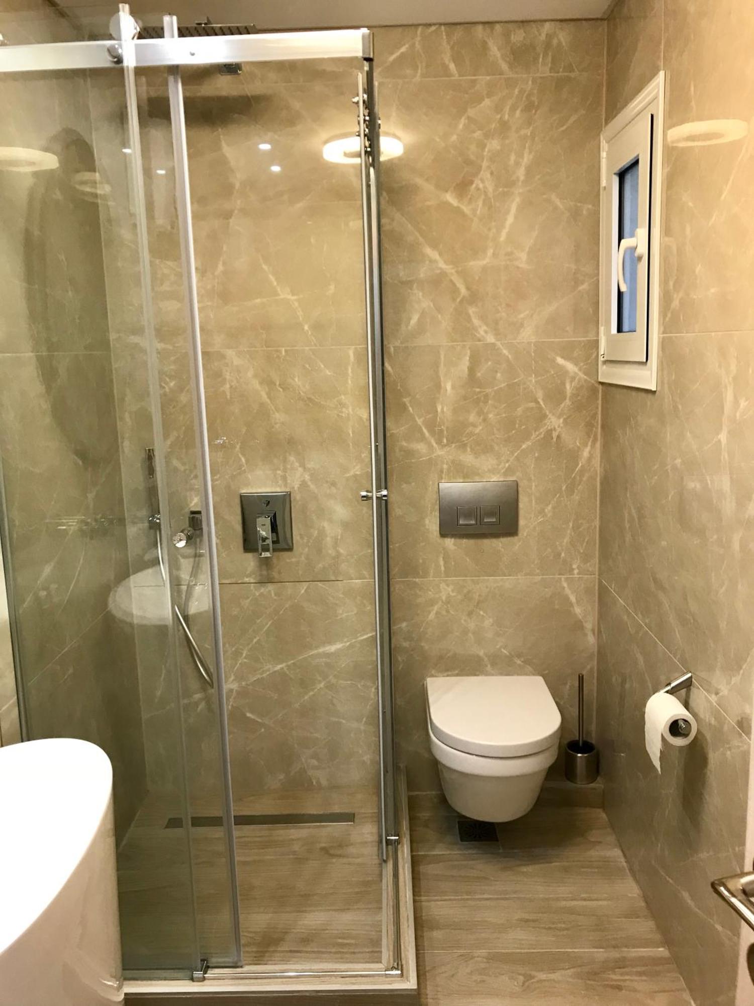 Laura Lifestyle And White Tower Apartment *