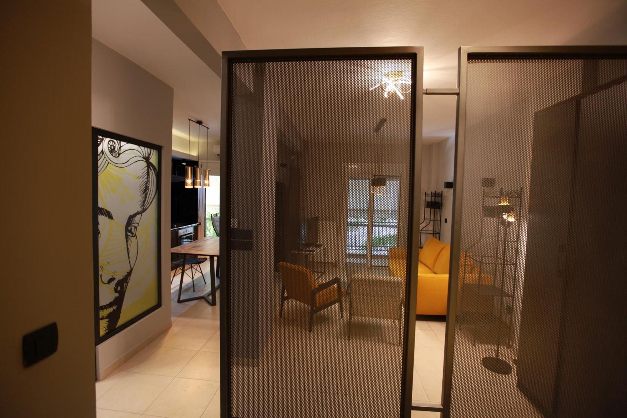 Yellow Black Magic Apartment Thessaloniki