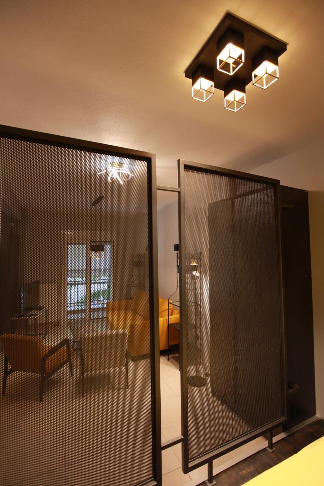 Apartment Yellow Black Magic *