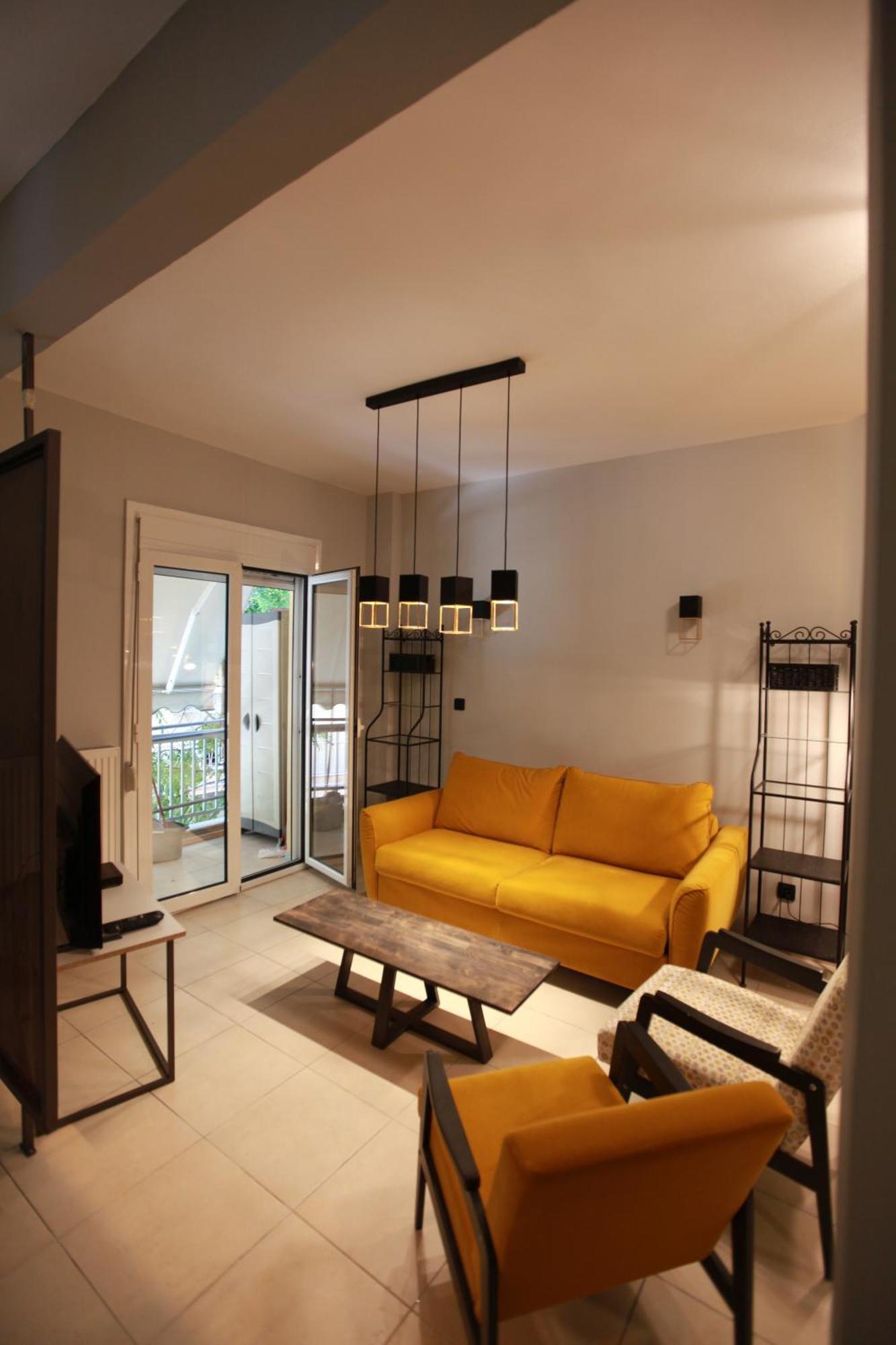 Yellow Black Magic Apartment Thessaloniki