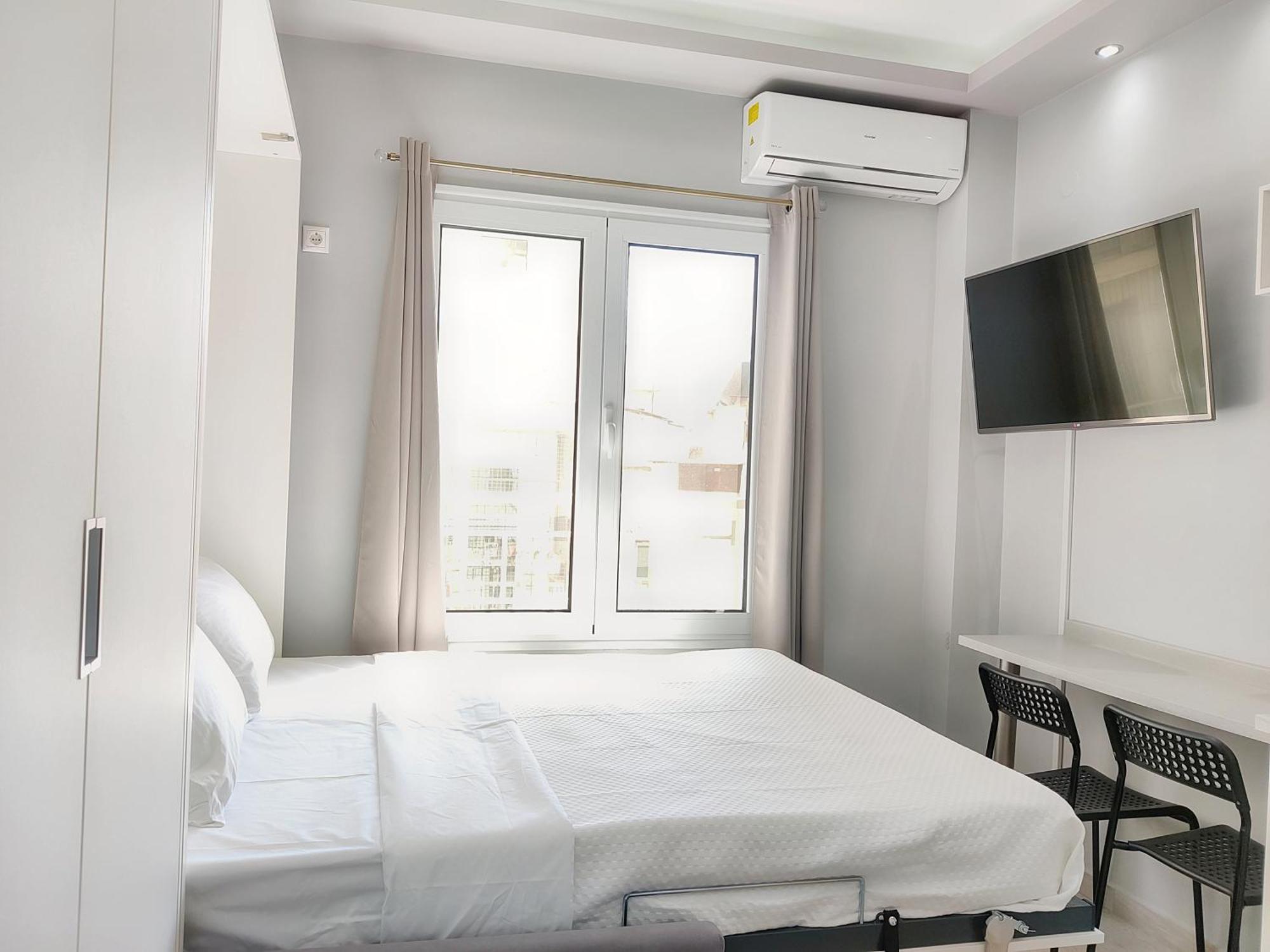 Pretty Petitie Fully Equipped Center Apartment *